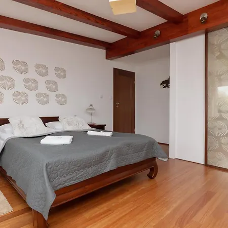 Vakantiehuis Quiet Bemowo House With Garden By Renters Warschau