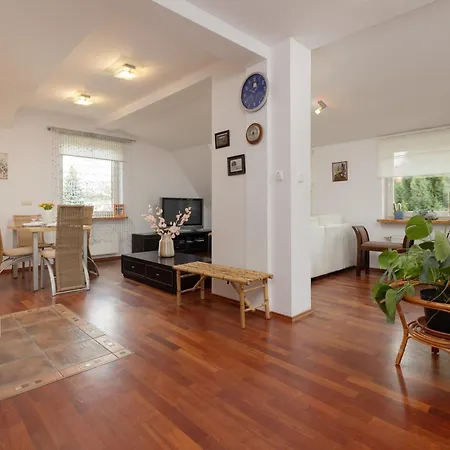 Vakantiehuis Quiet Bemowo House With Garden By Renters *