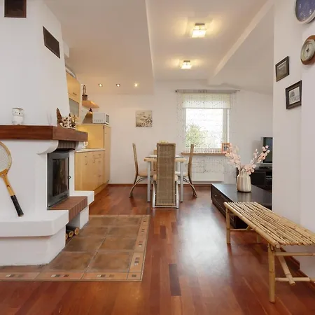 Quiet Bemowo House With Garden By Renters בית נופש