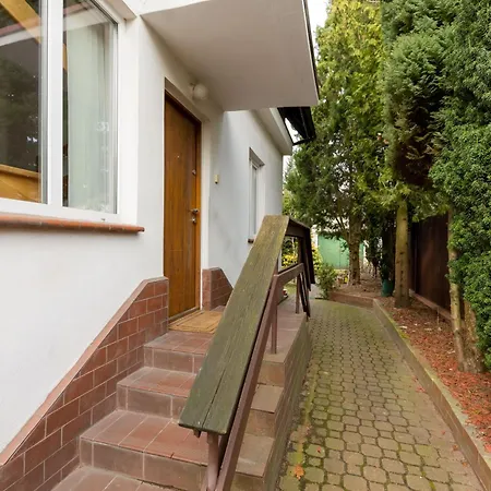 別荘 Quiet Bemowo House With Garden By Renters ワルシャワ