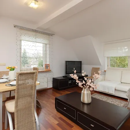 Quiet Bemowo House With Garden By Renters בית נופש ורשה