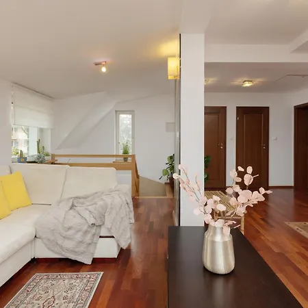 Quiet Bemowo House With Garden By Renters בית נופש