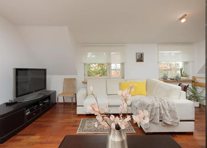 Quiet Bemowo House With Garden By Renters Varşova